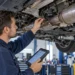 Mechanik sprawdza przewody czujnika różnicy ciśnień podczas diagnostyki DPF