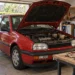 Volkswagen Golf 3 podczas podstawowej diagnostyki w garażu